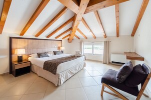 Apartamento Deluxe, 2 habitaciones, terraza, vistas a la ciudad | Ropa de cama de alta calidad, caja fuerte, cortinas opacas