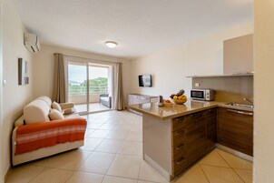 Apartamento Confort, 2 habitaciones, terraza, vistas a la piscina | Zona de estar | Una televisión de pantalla plana, una mesa de tenis de mesa