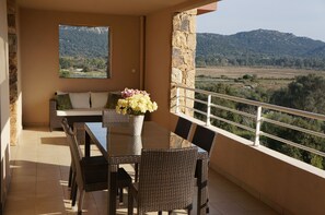 Departamento Confort, 2 habitaciones, Terraza, en el área del jardín | Balcón