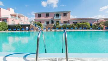Piscine extérieure (ouverte en saison), parasols de plage