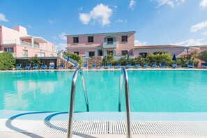 Piscine extérieure (ouverte en saison), parasols de plage