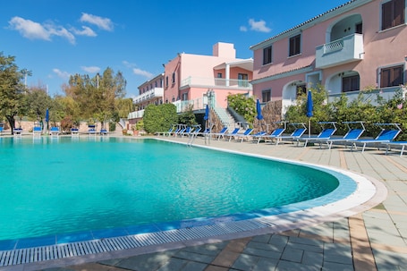 Seasonal outdoor pool, pool umbrellas, pool loungers. Albergo Residenziale Gli Ontani