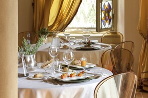 Petit déjeuner, déjeuner et dîner servis sur place
