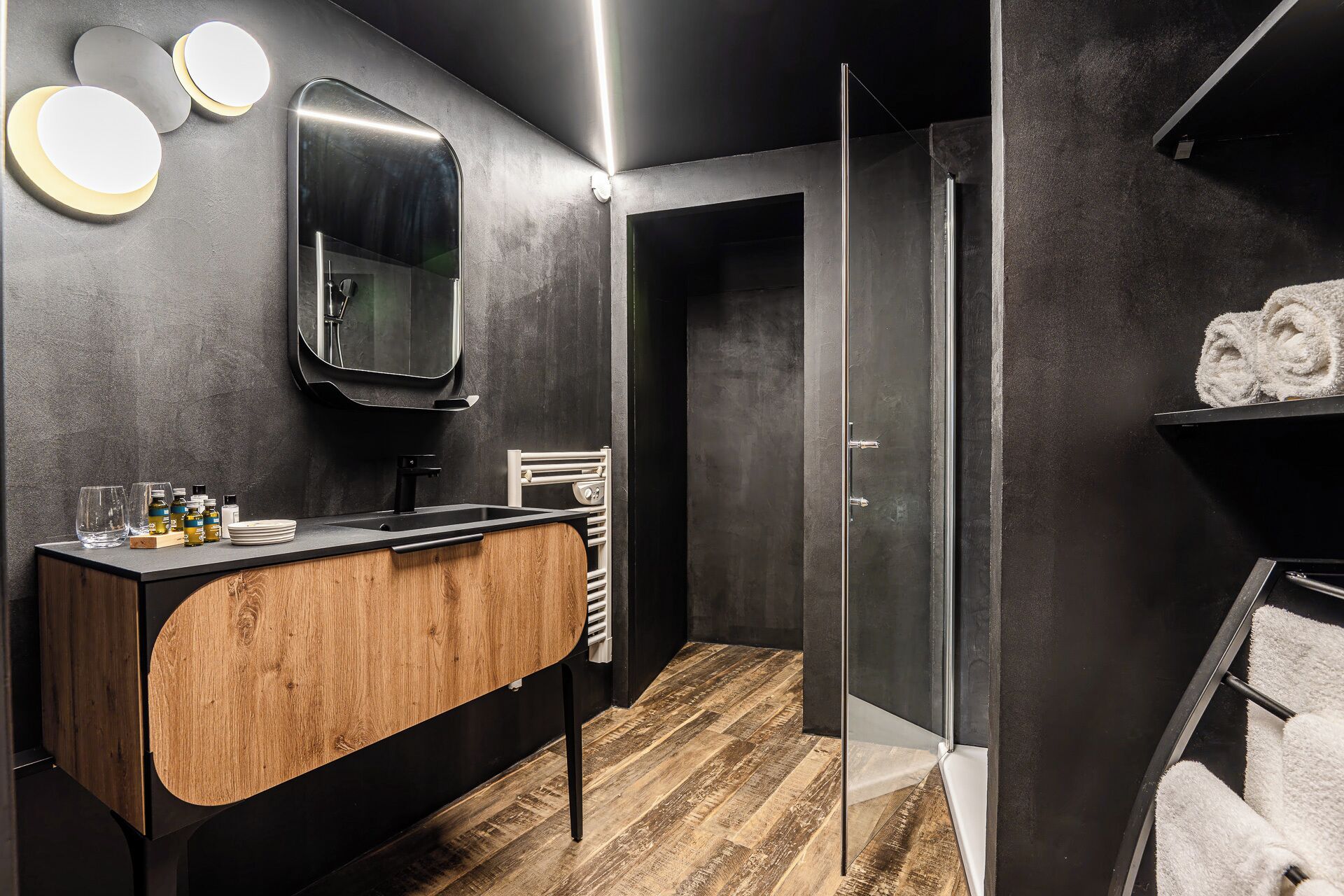 suite grand large | bathroom | shower, free toiletries, hair dryer, towels