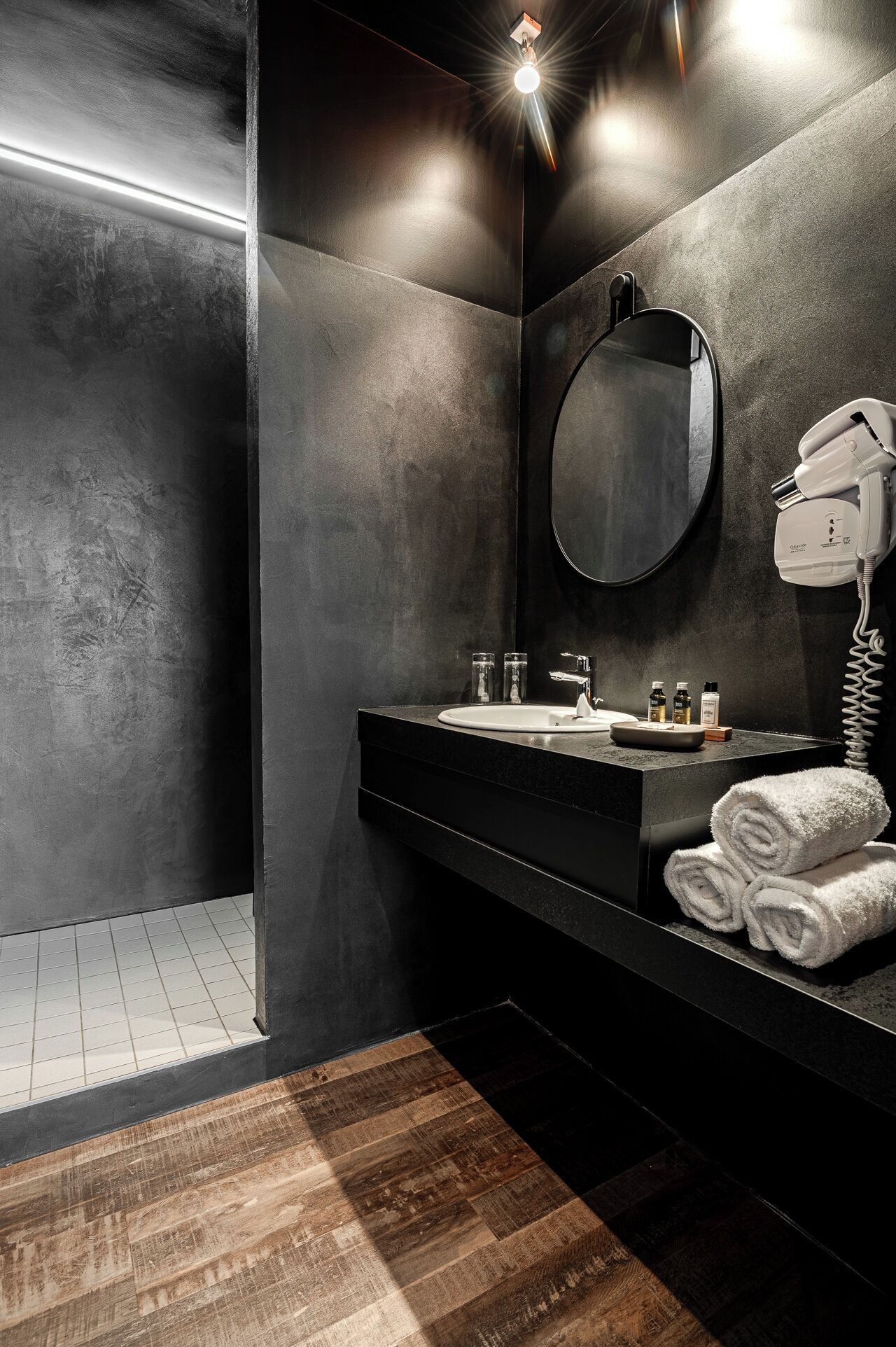 suite l'ile d'yeu | bathroom | shower, free toiletries, hair dryer, towels