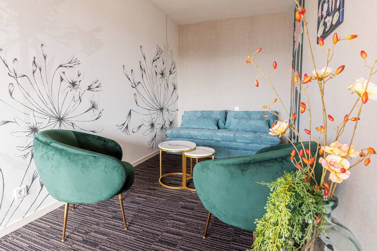 suite l'ile d'yeu | living area | 80-cm tv with satellite channels