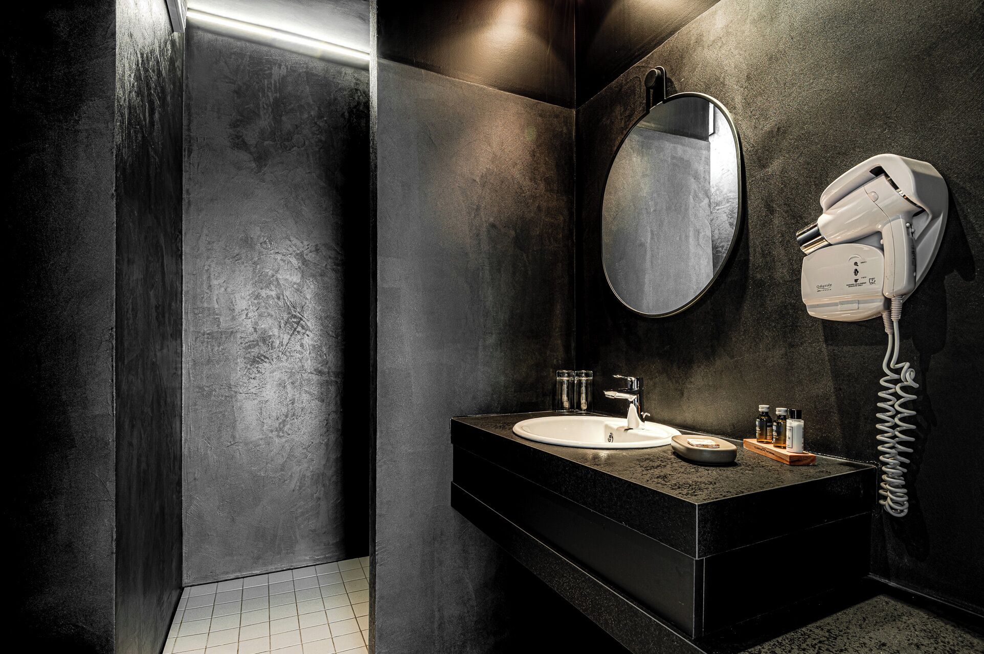 suite l'ile d'yeu | bathroom | shower, free toiletries, hair dryer, towels