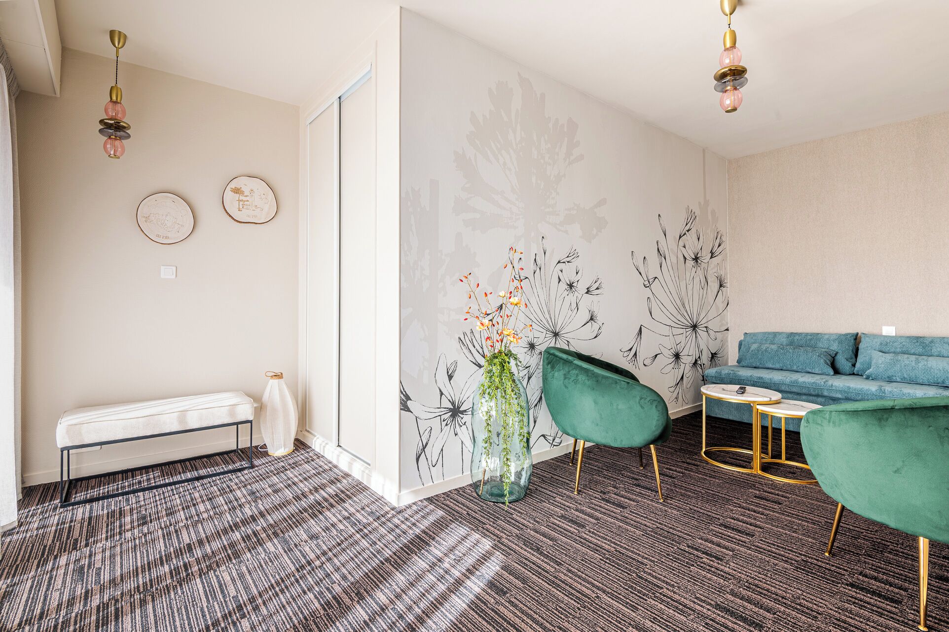 suite l'ile d'yeu | living area | 80-cm tv with satellite channels