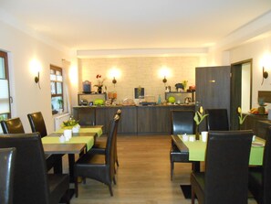 Buffet breakfast on weekdays (EUR 7.50 per person) - Hotel Weiße Elster (Zeitz)