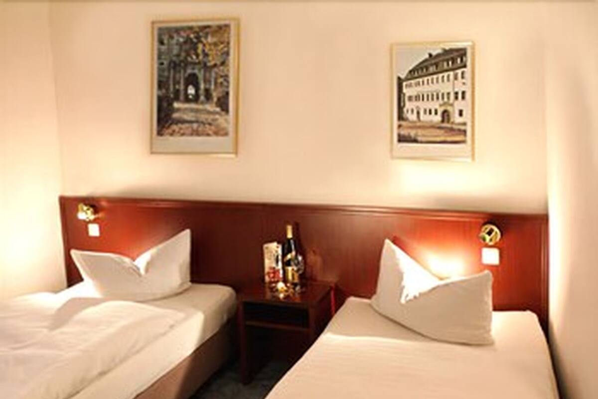 Comfort Double or Twin Room, Private Bathroom | Down comforters, pillowtop beds, minibar, in-room safe