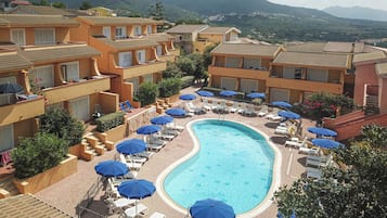 Piscine extérieure (ouverte en saison), parasols de plage