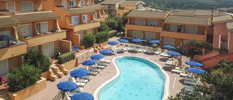 Außenpool (je nach Saison geöffnet), Sonnenschirme, Liegestühle