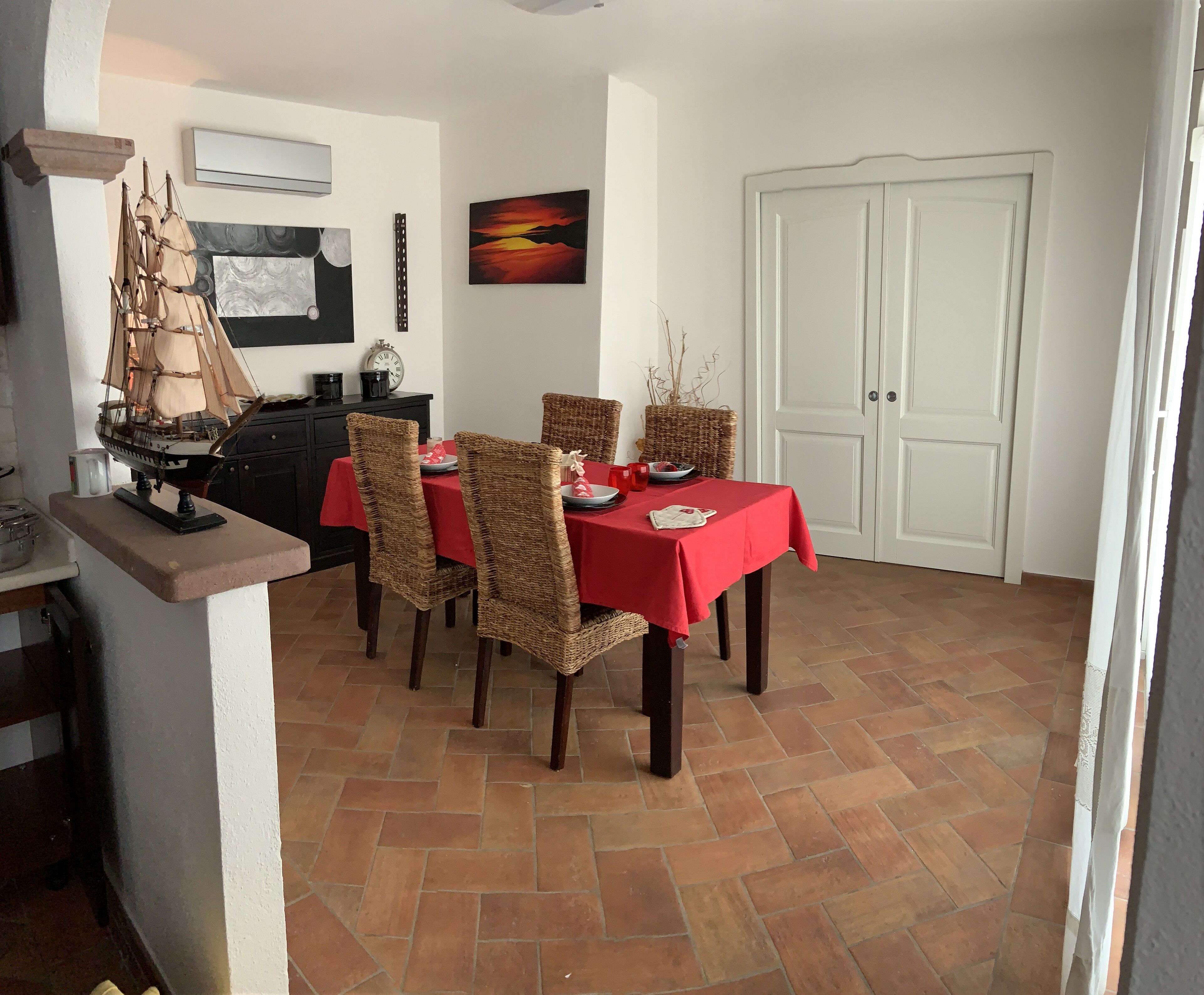 Apartamento superior | Zona de estar | Una televisión de pantalla plana