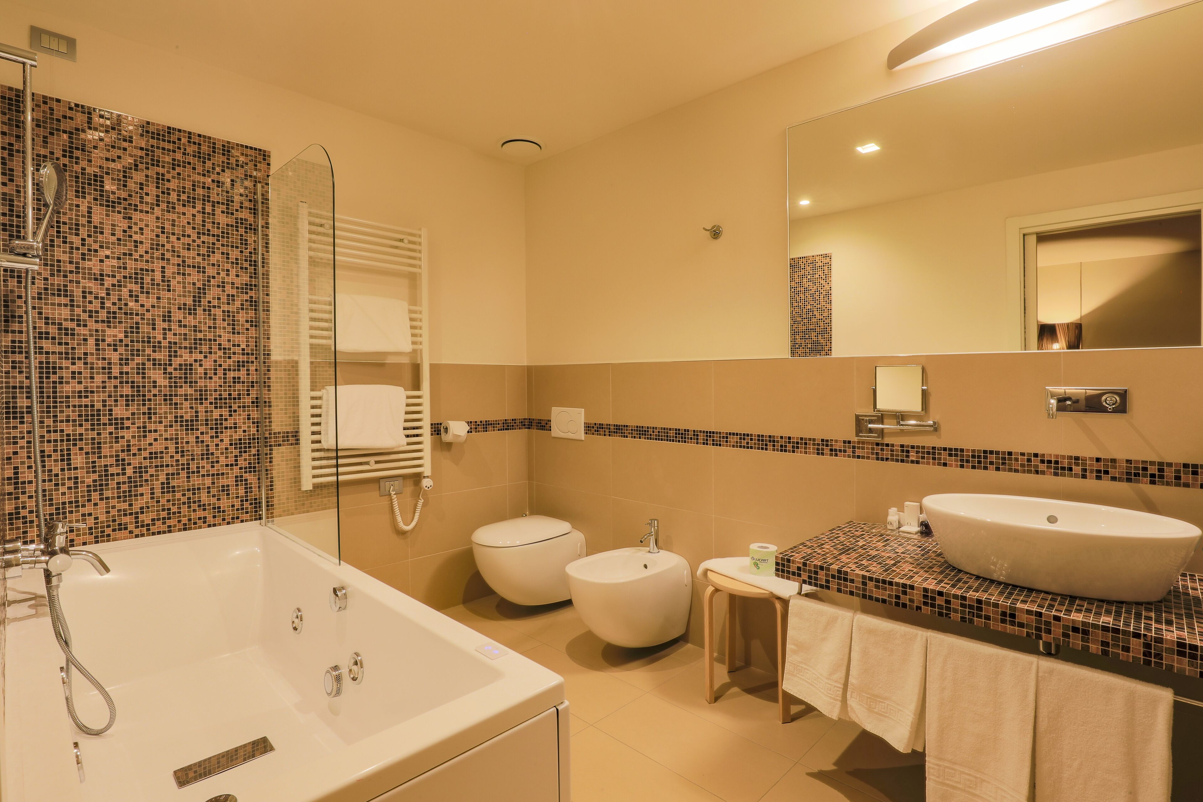 junior room | jetted bathtub