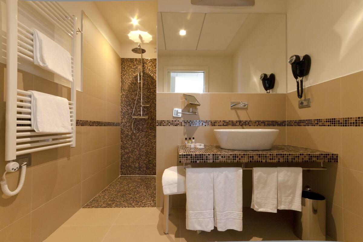 deluxe double room | bathroom | free toiletries, hair dryer, bidet, towels
