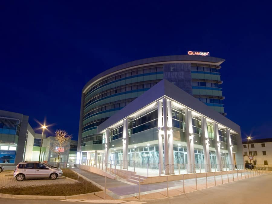 Fachada da propriedade à noite