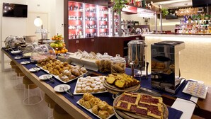 Un bufé con diversos alimentos y una zona de bar con botellas.