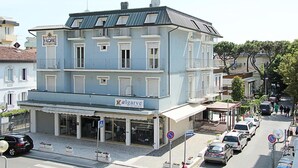 Un edificio a due piani con un cartello che indica 'Algarve Residence' al piano terra.