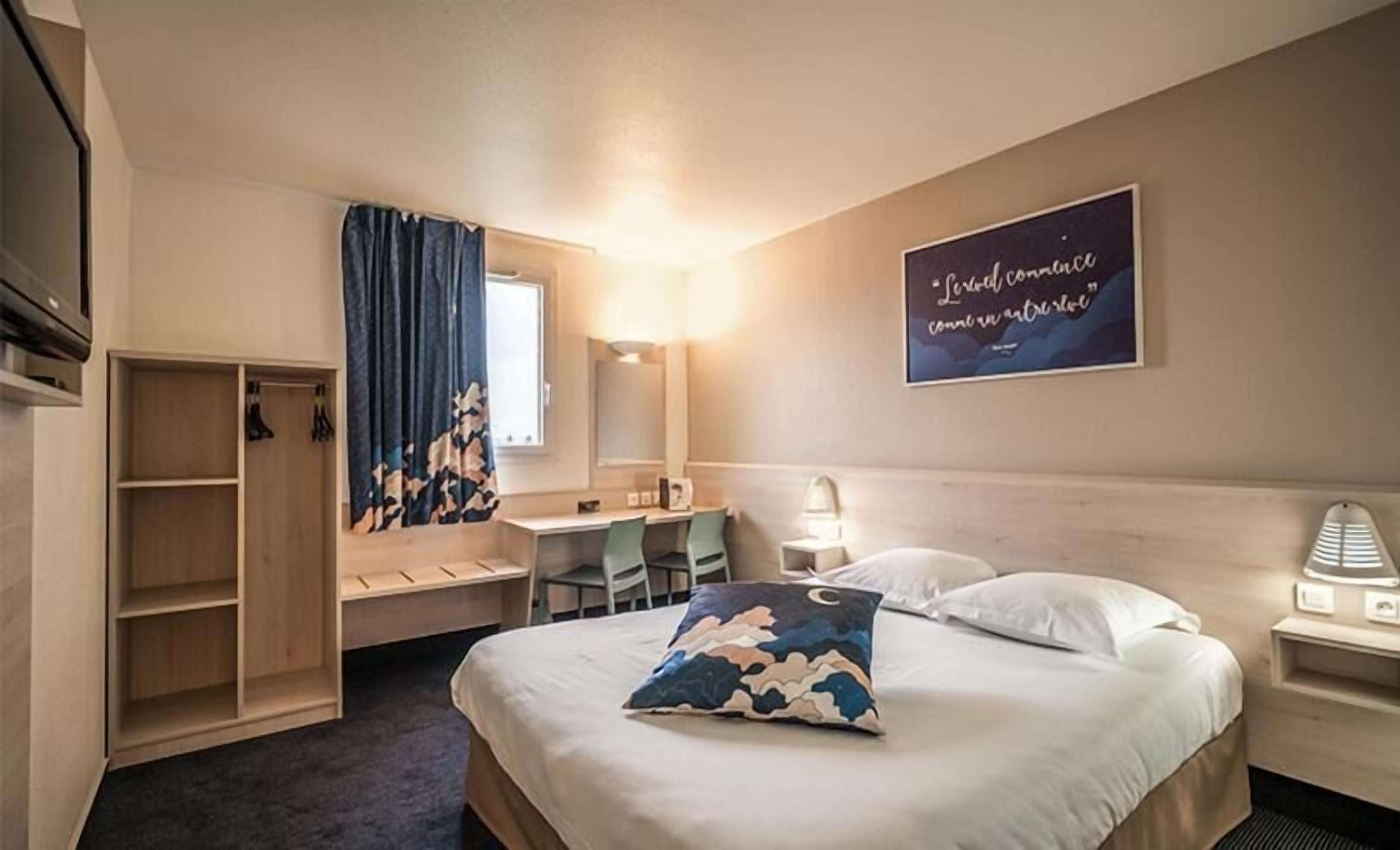 classic double room | desk, soundproofing, iron/ironing board, bed sheets