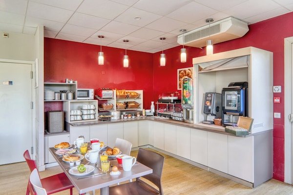 Se ofrece un desayuno bufé (9.90 EUR por persona)