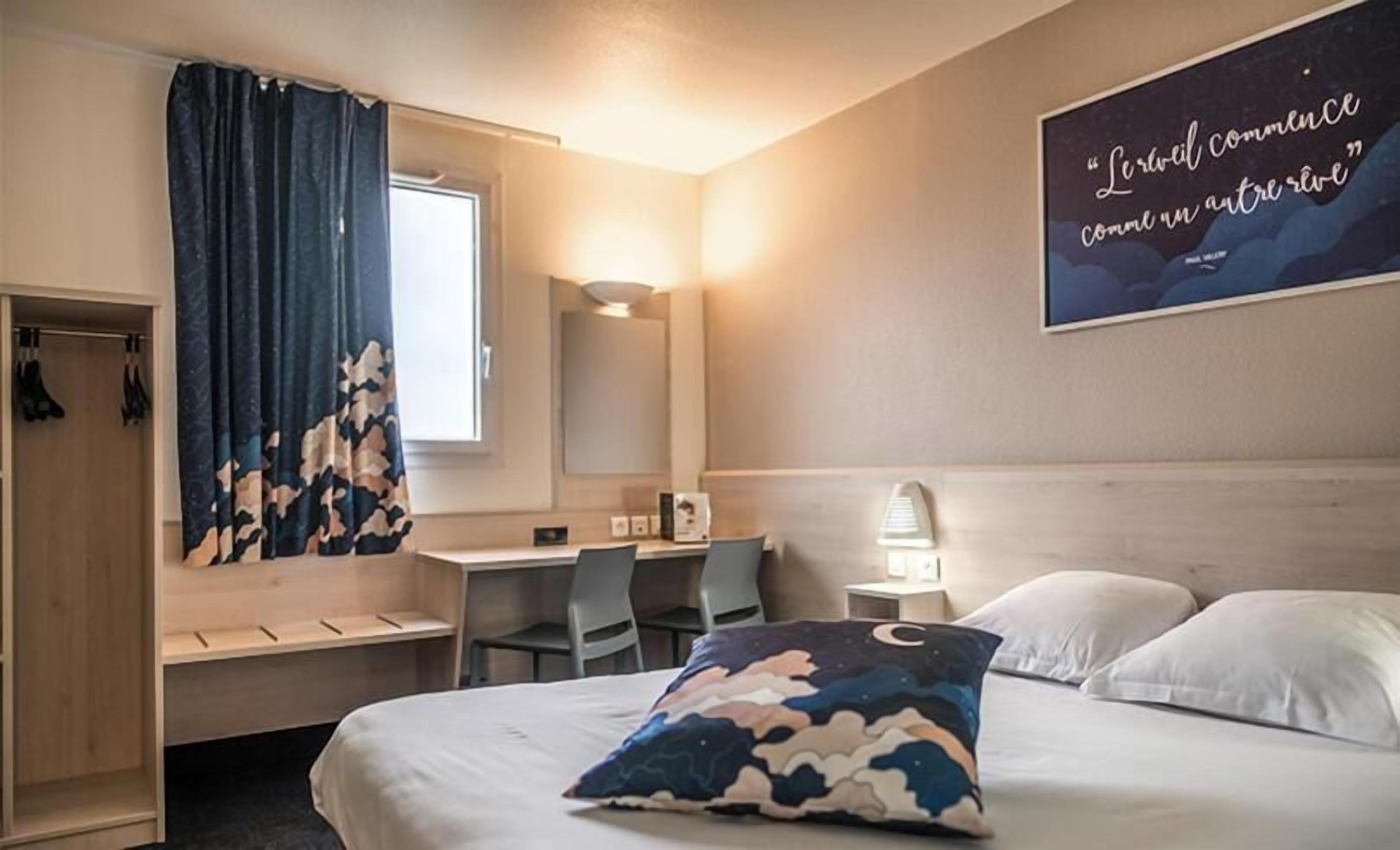 desk, soundproofing, iron/ironing board, bed sheets