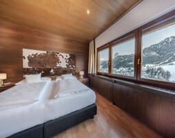 Ropa de cama hipoalergénica y caja de seguridad en la habitación 