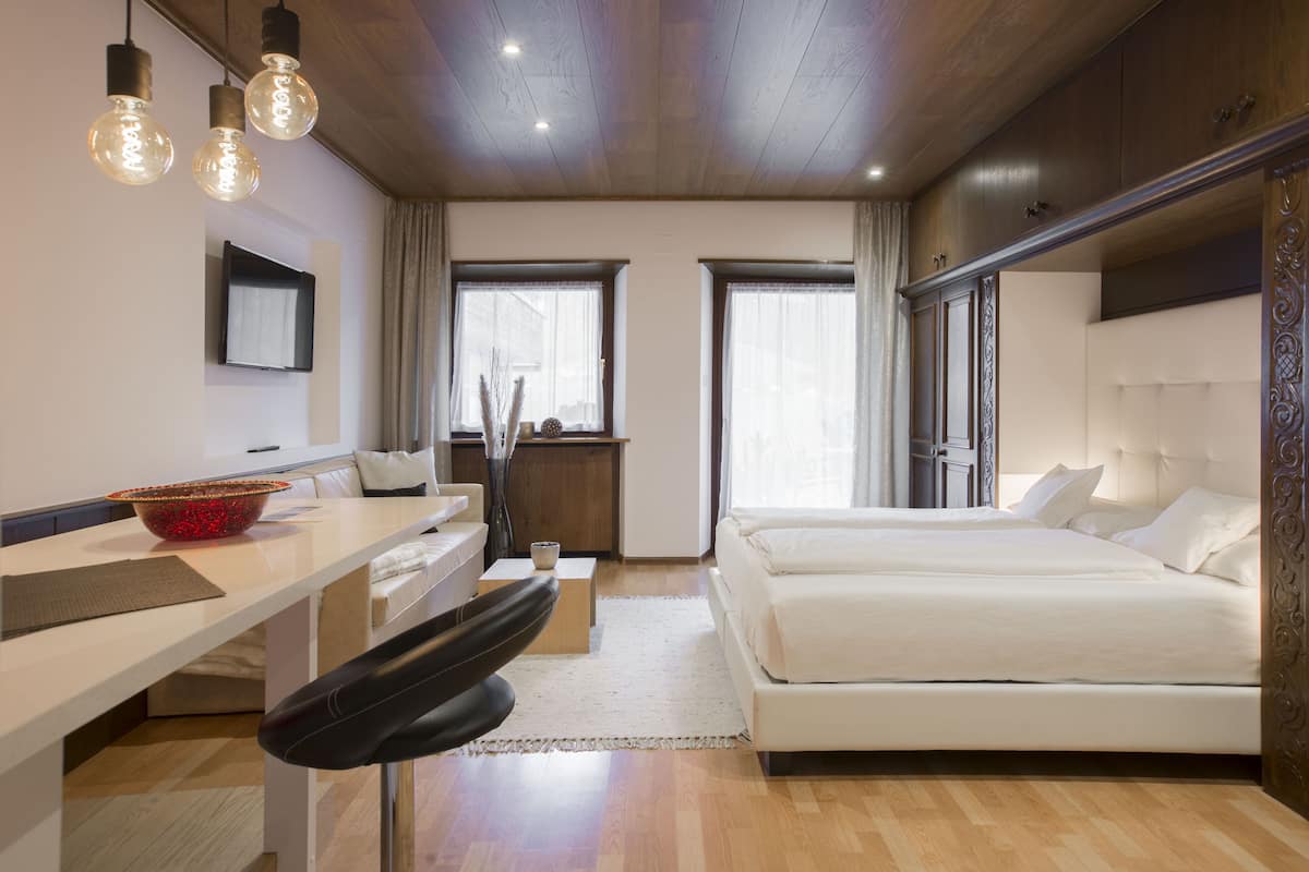 Estudio estándar, 1 habitación, balcón, vista a la montaña | Ropa de cama hipoalergénica y caja de seguridad en la habitación