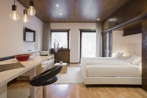 Estudio estándar, 1 habitación, balcón, vistas a la montaña | Ropa de cama hipoalergénica, caja fuerte, decoración individual