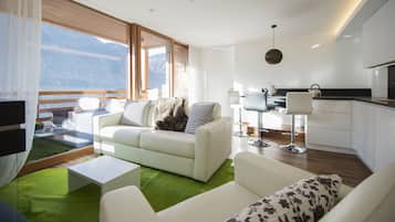 Deluxe Apartment, 2 Bedrooms, Mountain View (with Fireplace) | Living area