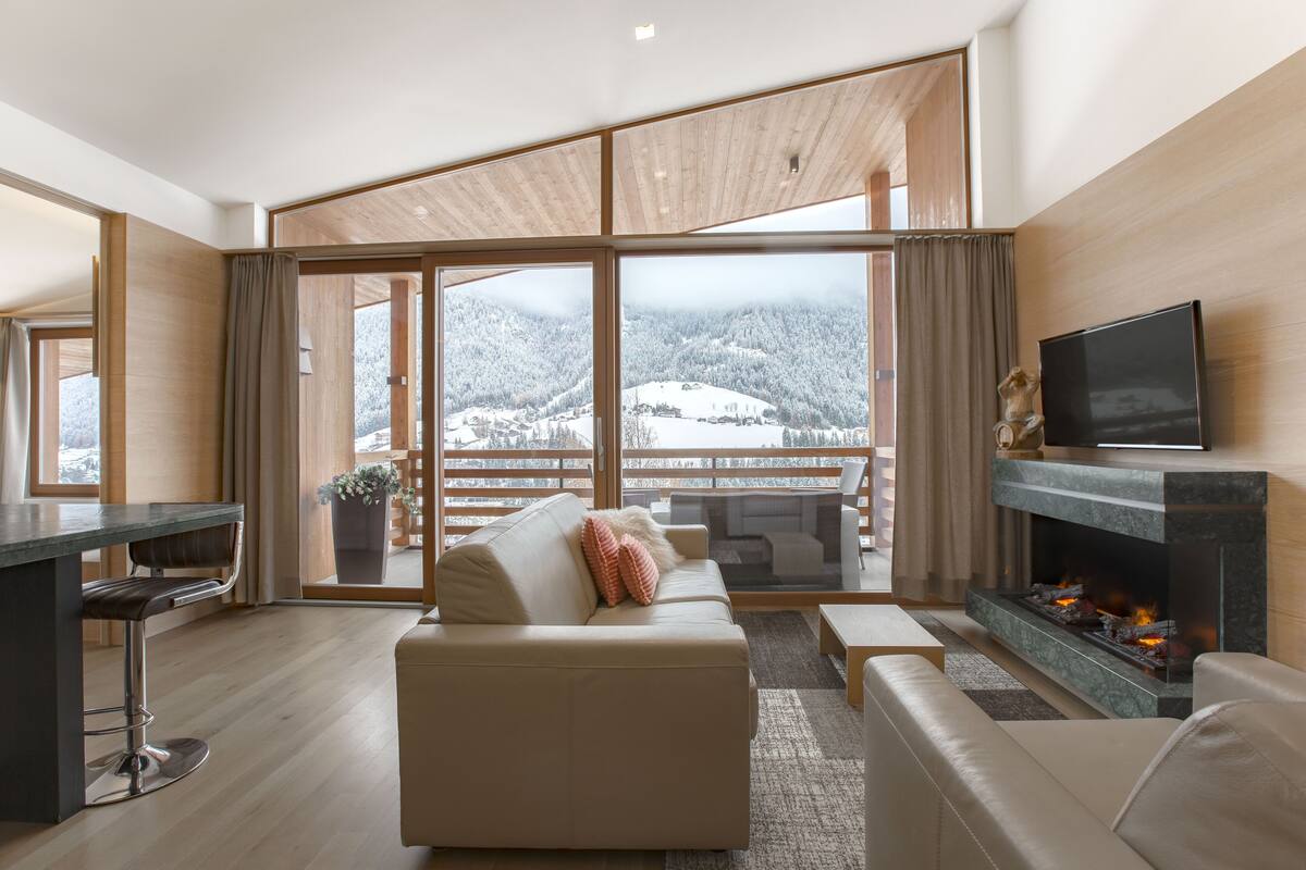 Deluxe Apartment, 2 Bedrooms, Mountain View (with Fireplace) | Living area | 45-inch LCD TV with cable channels, TV