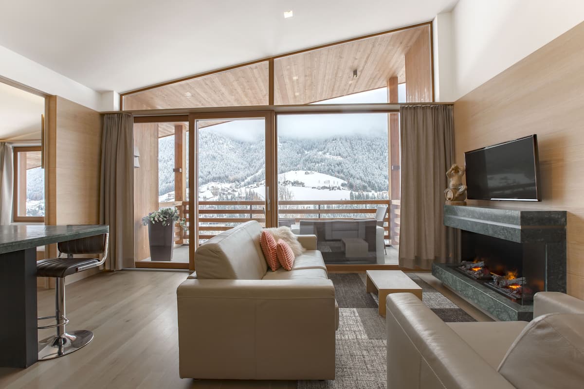 Departamento Deluxe, 2 habitaciones, vista a la montaña (with Fireplace) | Área de sala de estar | Televisión LCD de 45 pulgadas con canales por cable y televisión
