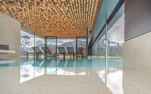 Piscine couverte, piscine extérieure, parasols de plage, chaises longues