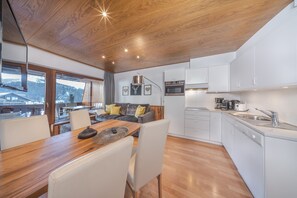 Basic Apartment | Private kitchen | Full-sized fridge, microwave, oven, stovetop