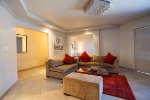 Apartemen Eksekutif (Semi Executive) | Area keluarga | TV