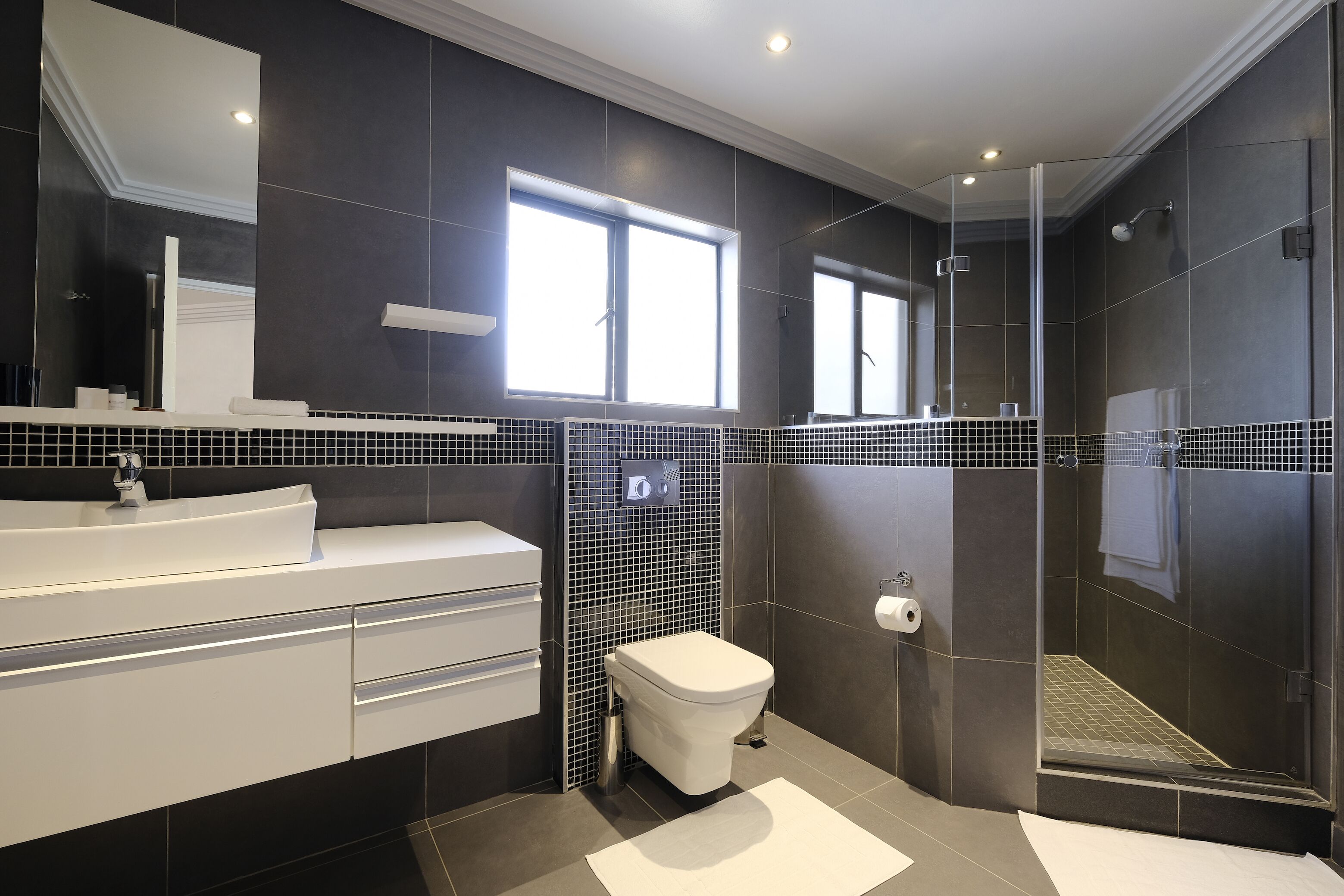 Executive Hotel Room 5 | Bathroom | Rainfall showerhead, free toiletries, hair dryer, slippers