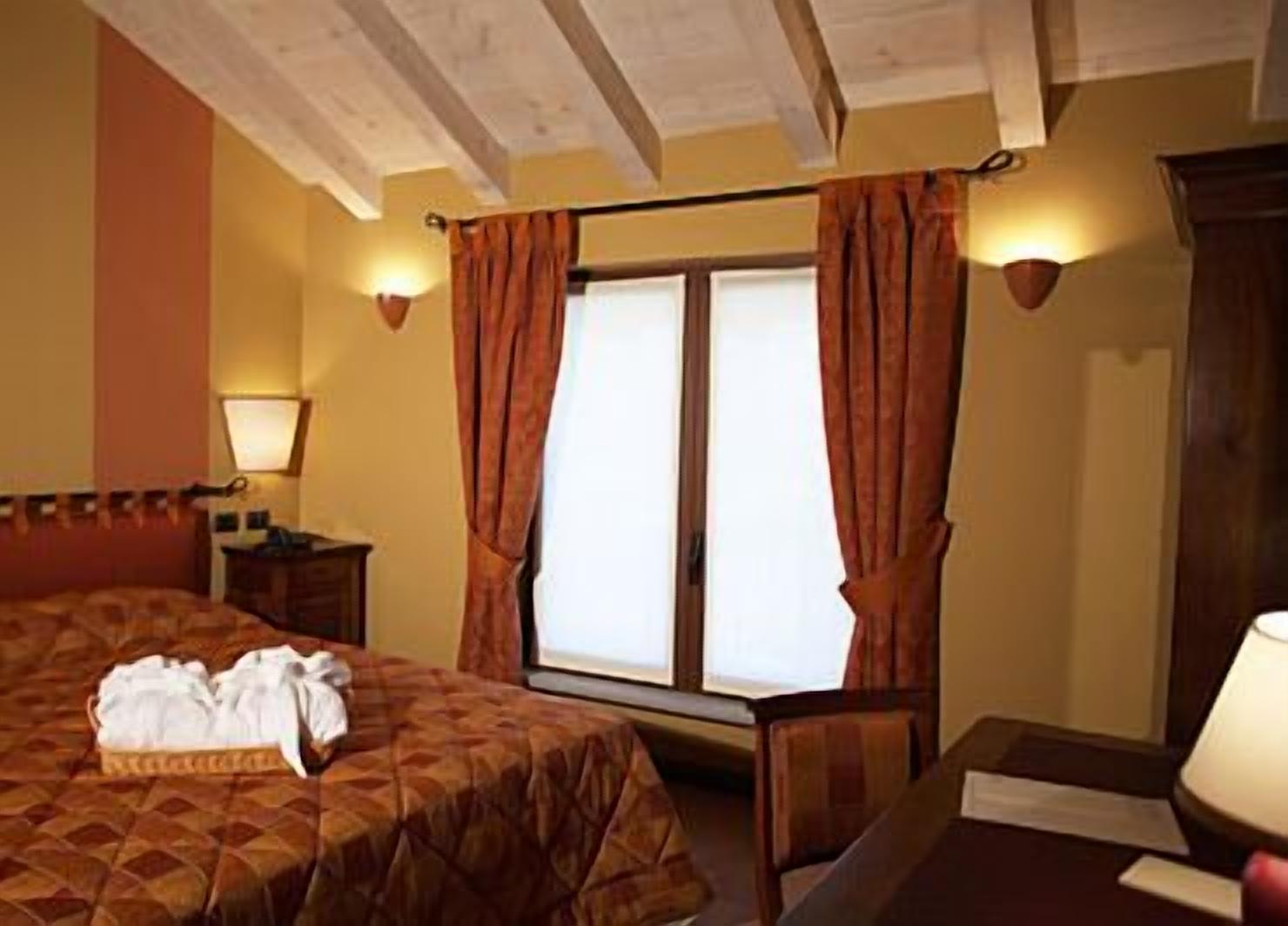 premium bedding, down duvets, minibar, in-room safe