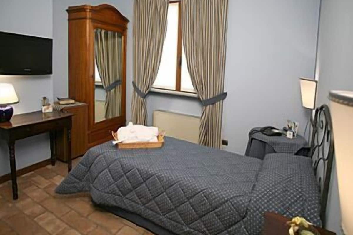 premium bedding, down duvets, minibar, in-room safe