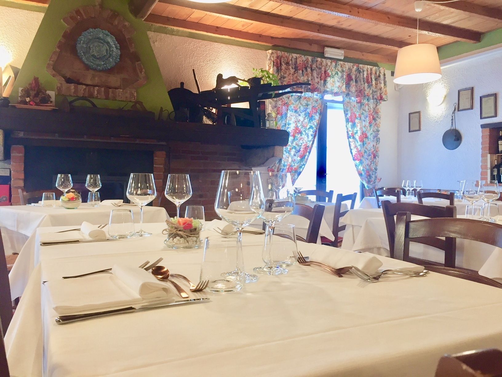 breakfast, lunch and dinner served