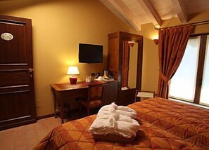 Premium bedding, down duvets, minibar, in-room safe - Da Carla Trattoria con Locanda (Gambolo)