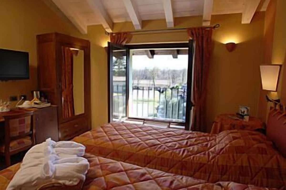 premium bedding, down duvets, minibar, in-room safe