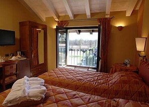 Ropa de cama de alta calidad, cubrecamas y minibar