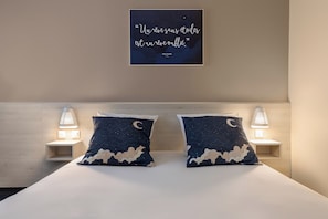 Bộ đồ giường cao cấp, nệm cao su hoạt tính (memory foam), bàn