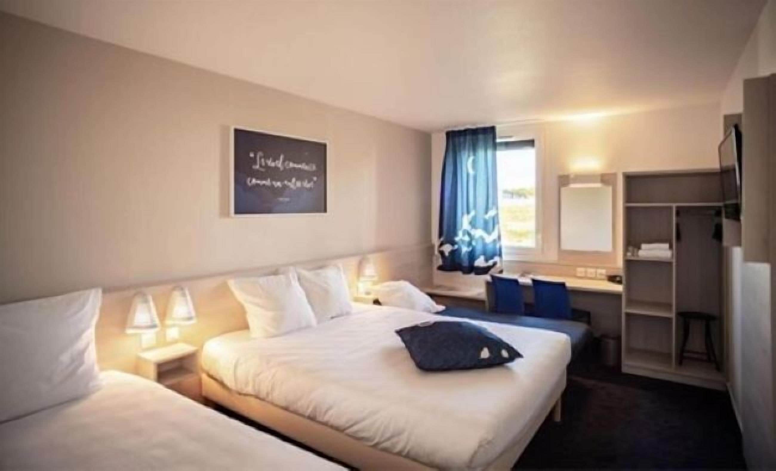 Habitación cuádruple | Ropa de cama de alta calidad, colchones viscoelásticos, escritorio