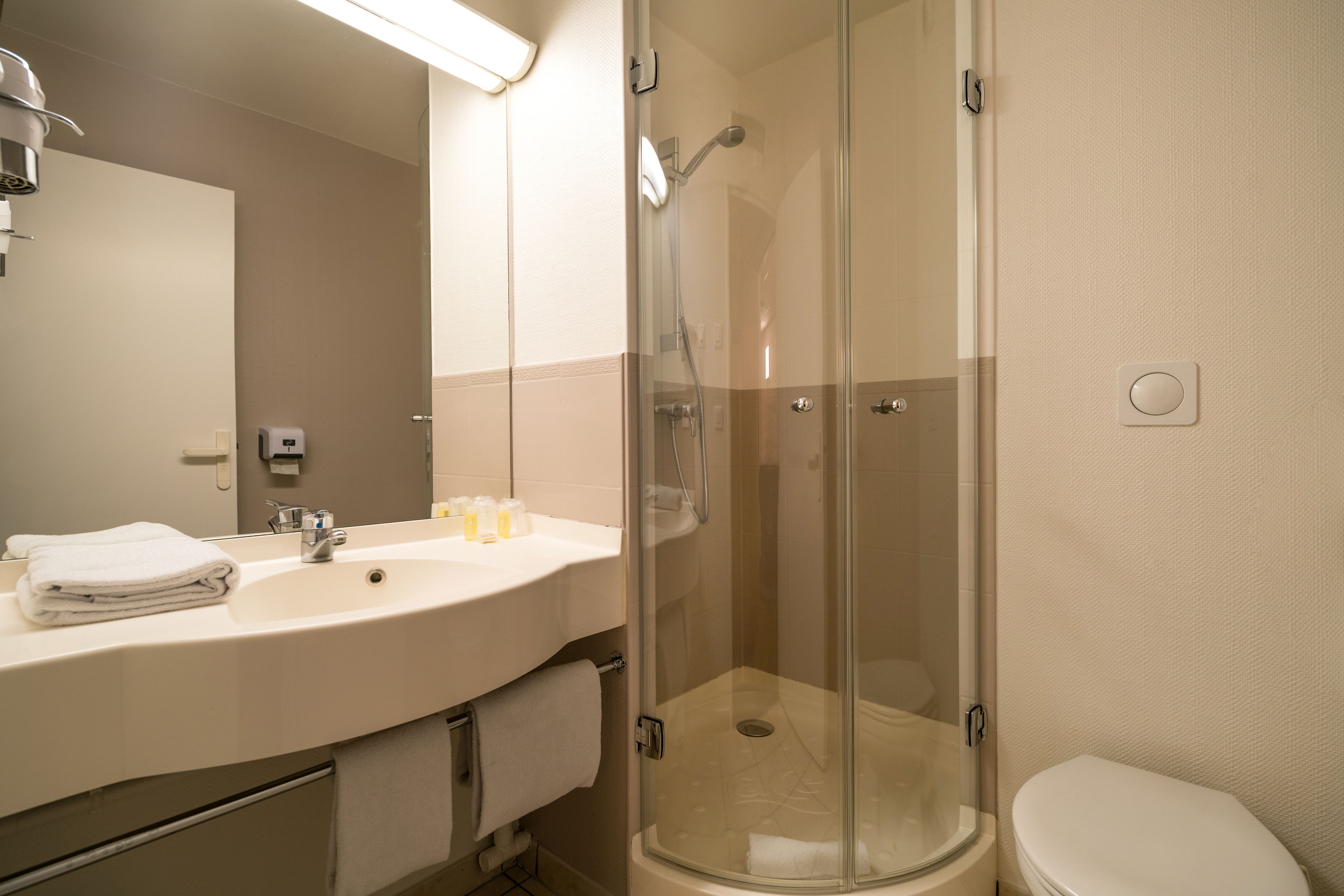 shower, rainfall showerhead, free toiletries, hair dryer