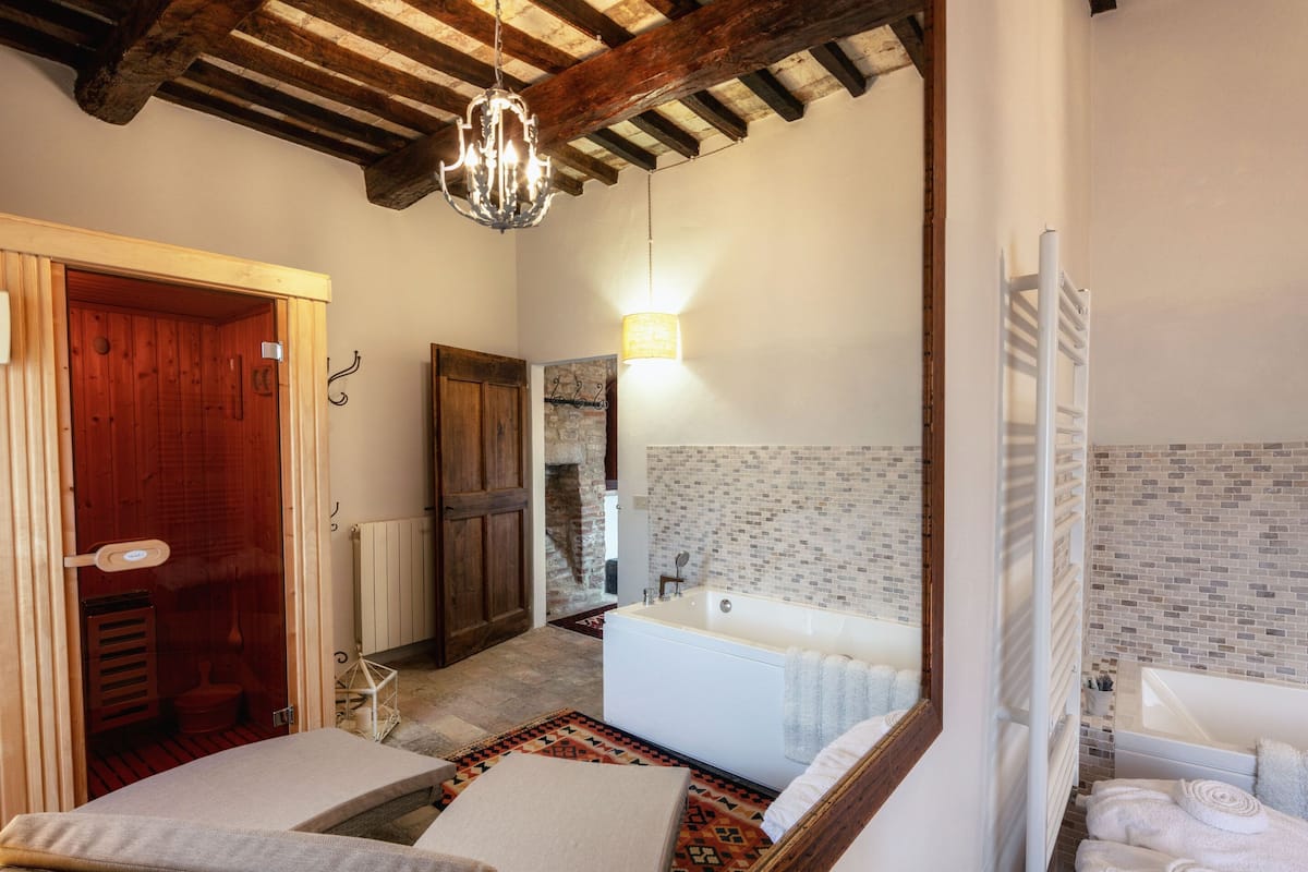 Luxury-Suite, Sauna | Daunenbettdecken, Minibar, Schreibtisch, kostenloses WLAN