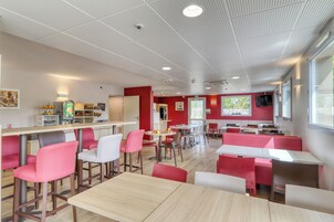 Desayuno buffet todos los días (con cargo)