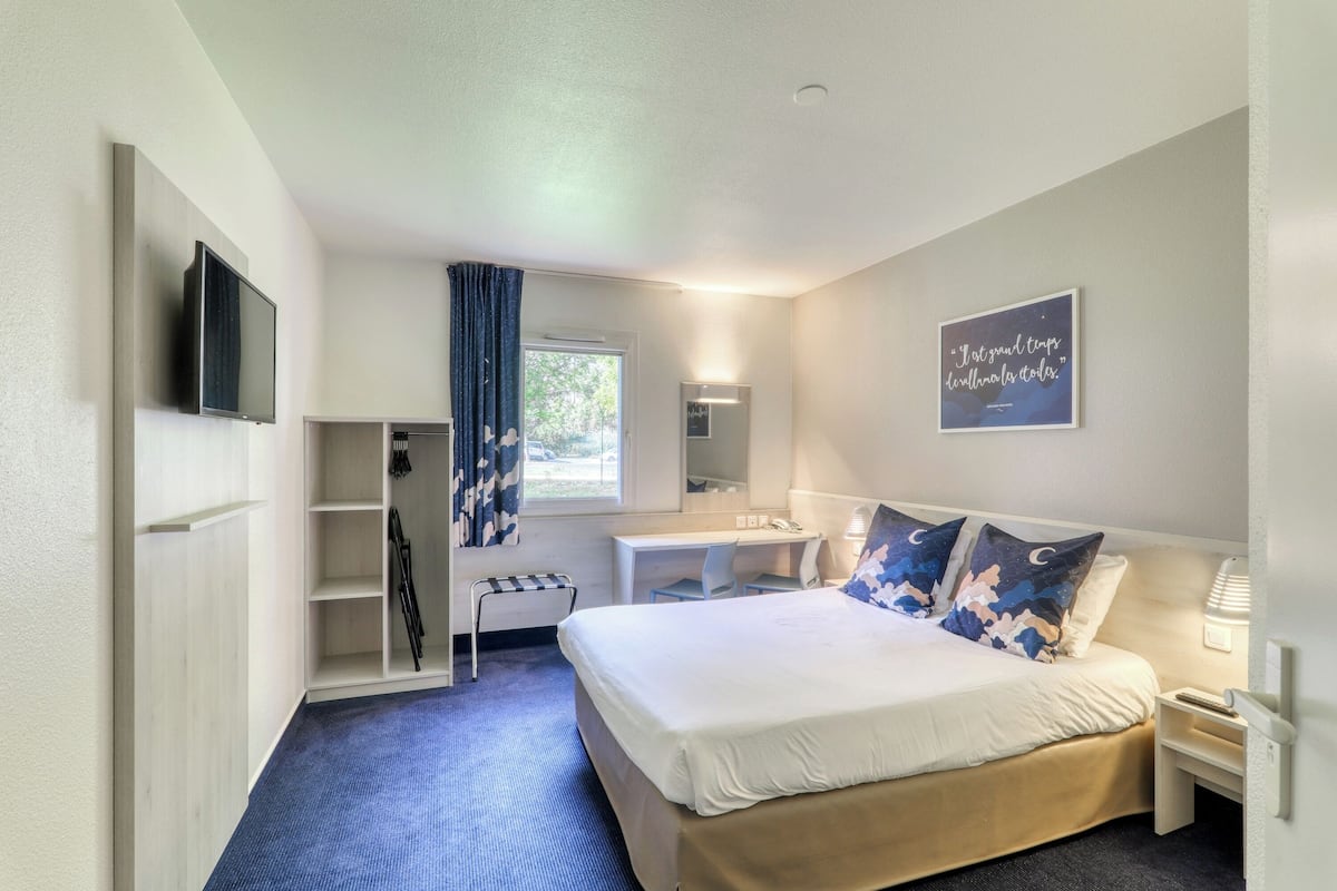 Chambre Double, accessible aux personnes à mobilité réduite | Bureau, rideaux occultants, chambres insonorisées