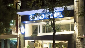 Un hotel con un letrero iluminado que dice "SILLO TRAVEL".