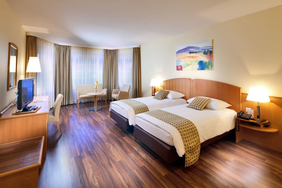 Family Room, Lake View | Desk, blackout curtains, free WiFi, bed sheets