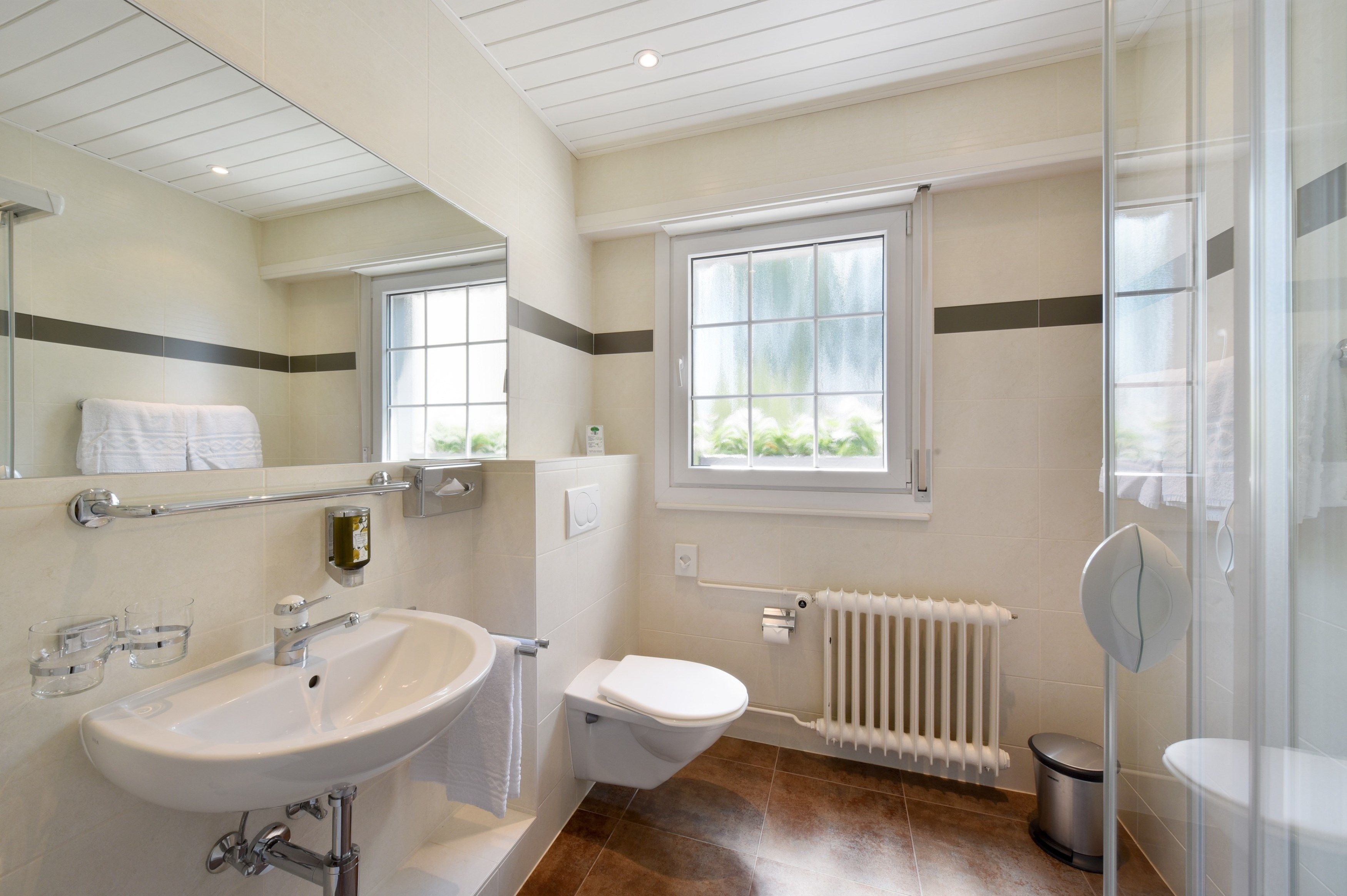 triple room | desk, blackout curtains, free wifi, bed sheets